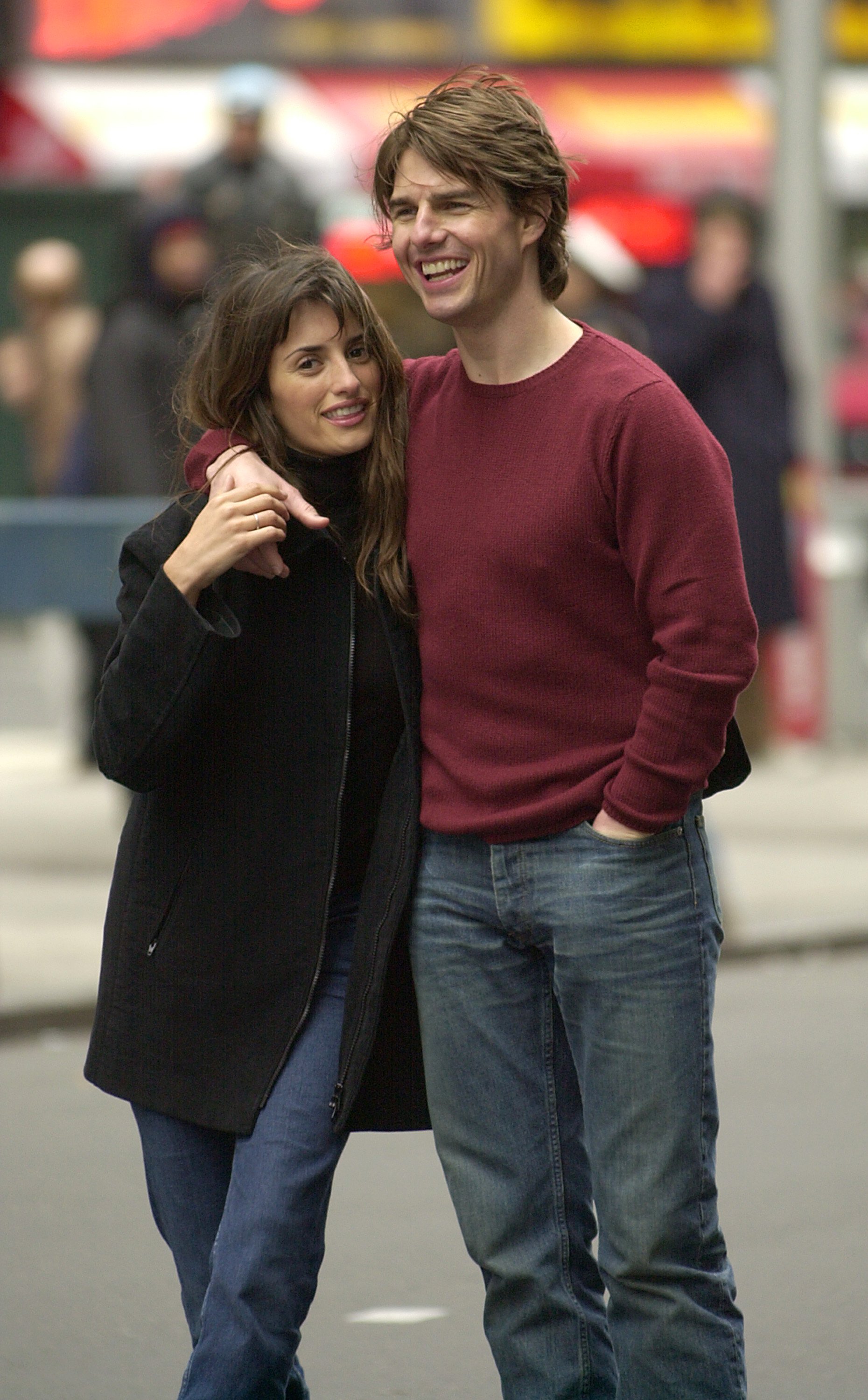 Tom Cruise and Penelope Cruz on the set of "Vanilla Sky" in Times Square, with Cameron Crowe directing at Times Square in New York City, New York, United States. | Source: Getty Images