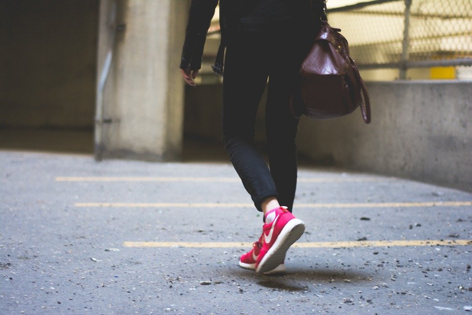 A young woman walking out of the streets. | Photo: pixabay.com