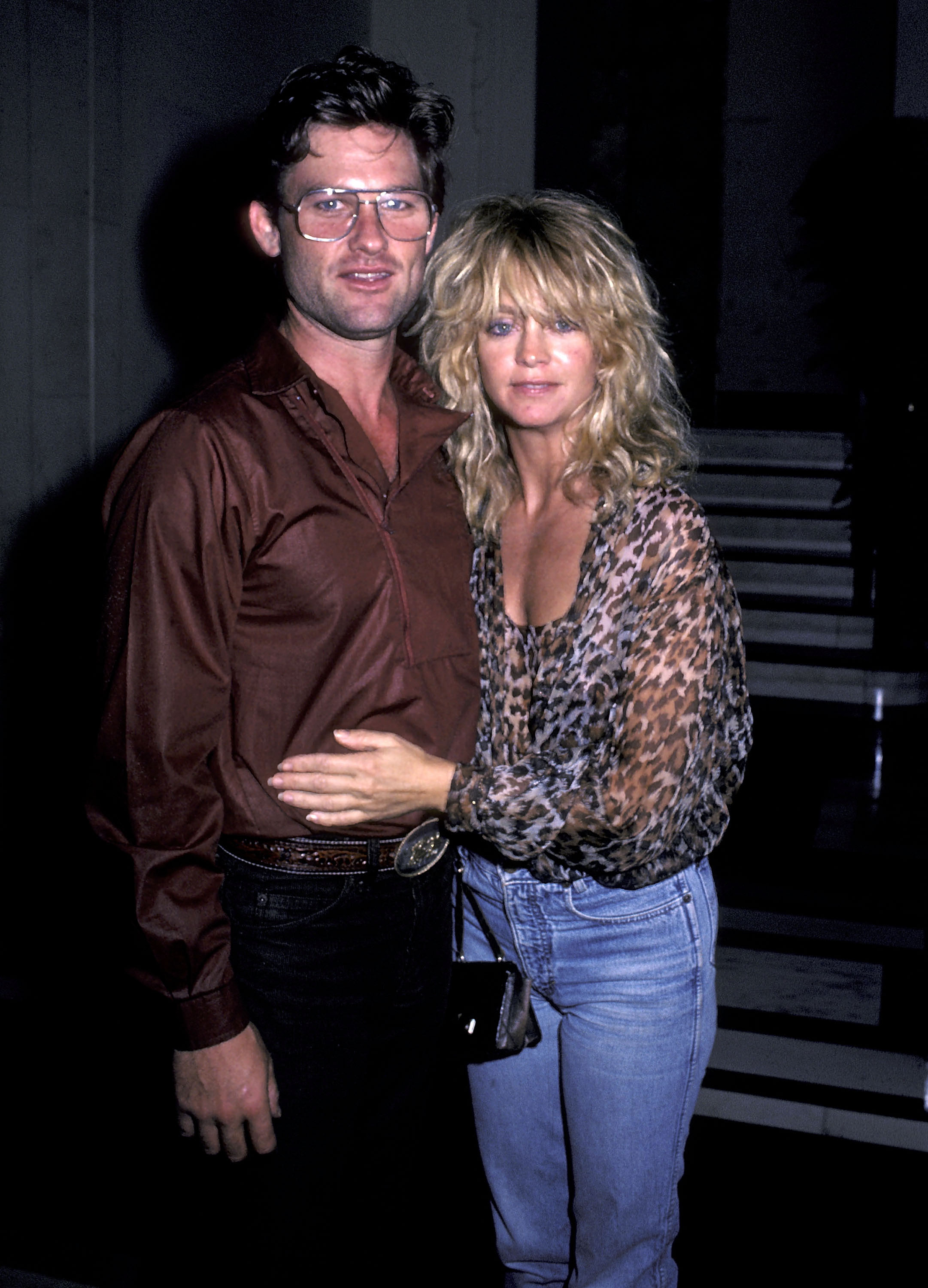 Goldie Hawn and Kurt Russell leave the Carlyle Hotel for a night out on July 23, 1983, in New York City | Source: Getty Images