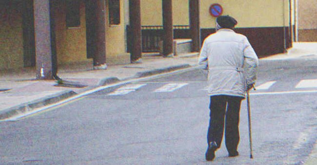 Anciano con bastón caminando en la calle. | Foto: Shutterstock