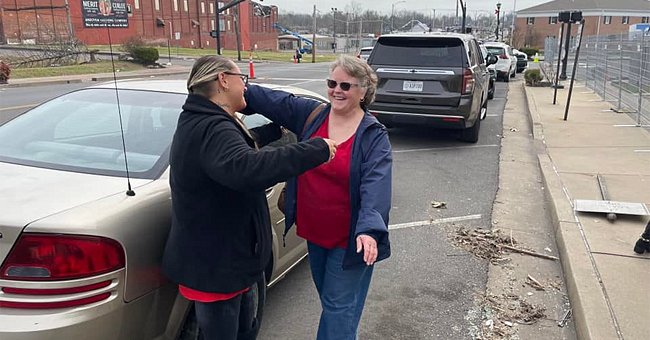 Picture of Sharon Sutherland hugging Rebecca Marsala after donating her car | Source: facebook.com/Graves County Sheriff's Office
