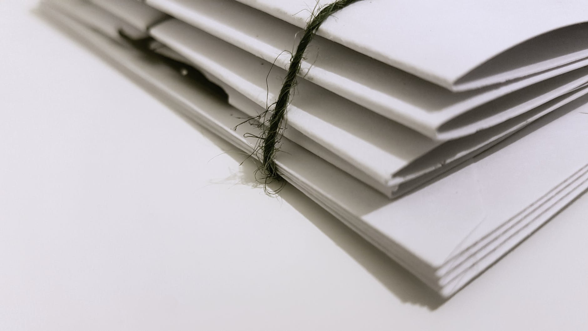 Papeles amarrados con un cordón. | Foto: Pexels