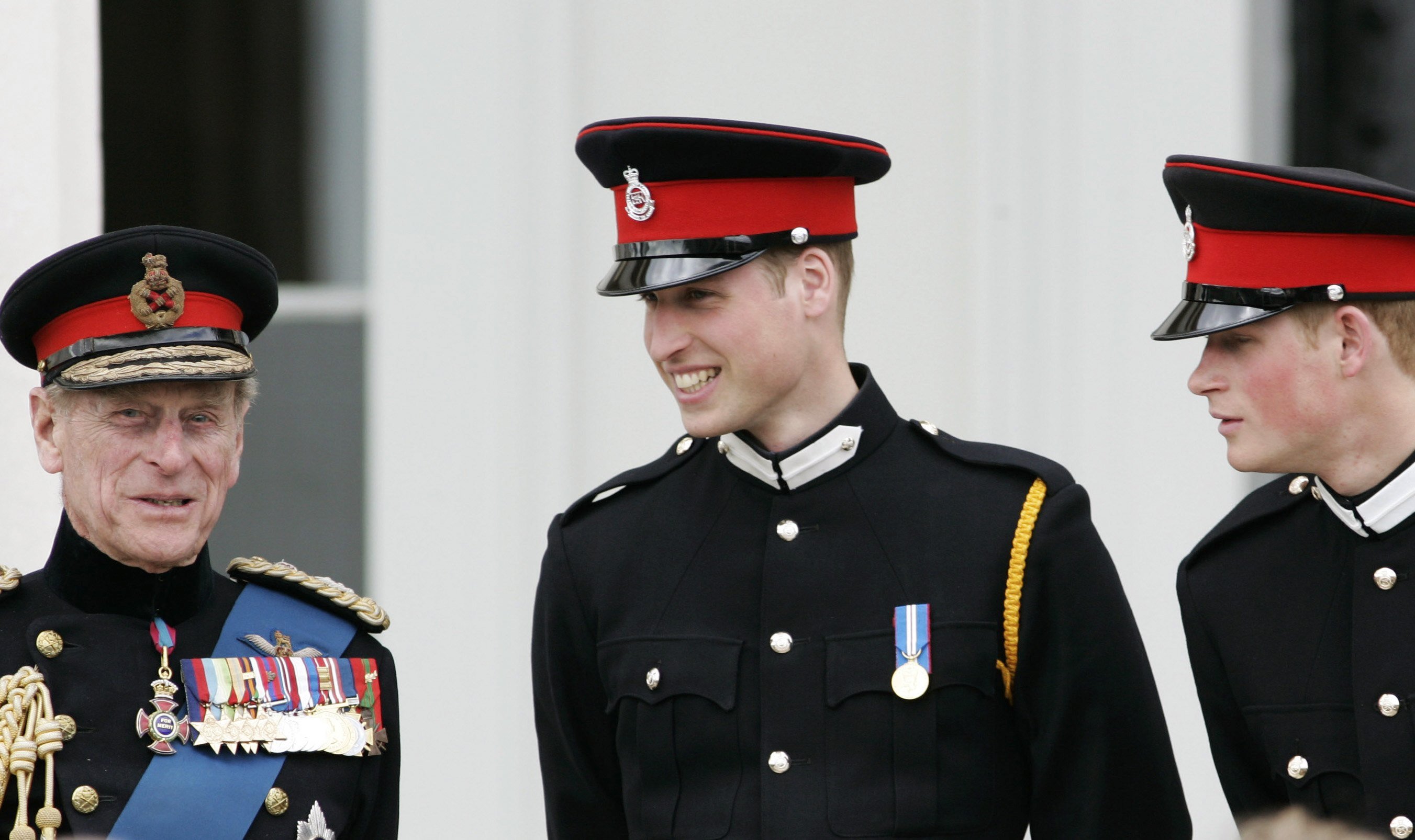 Prinz Philip, Herzog von Edinburgh (L) mit seinen Enkeln Prinz William (C) und Prinz Harry bei der Sovereign's Parade in der Sandhurst Military Academy am 12. April 2006 in Surrey, England | Quelle: Getty Images