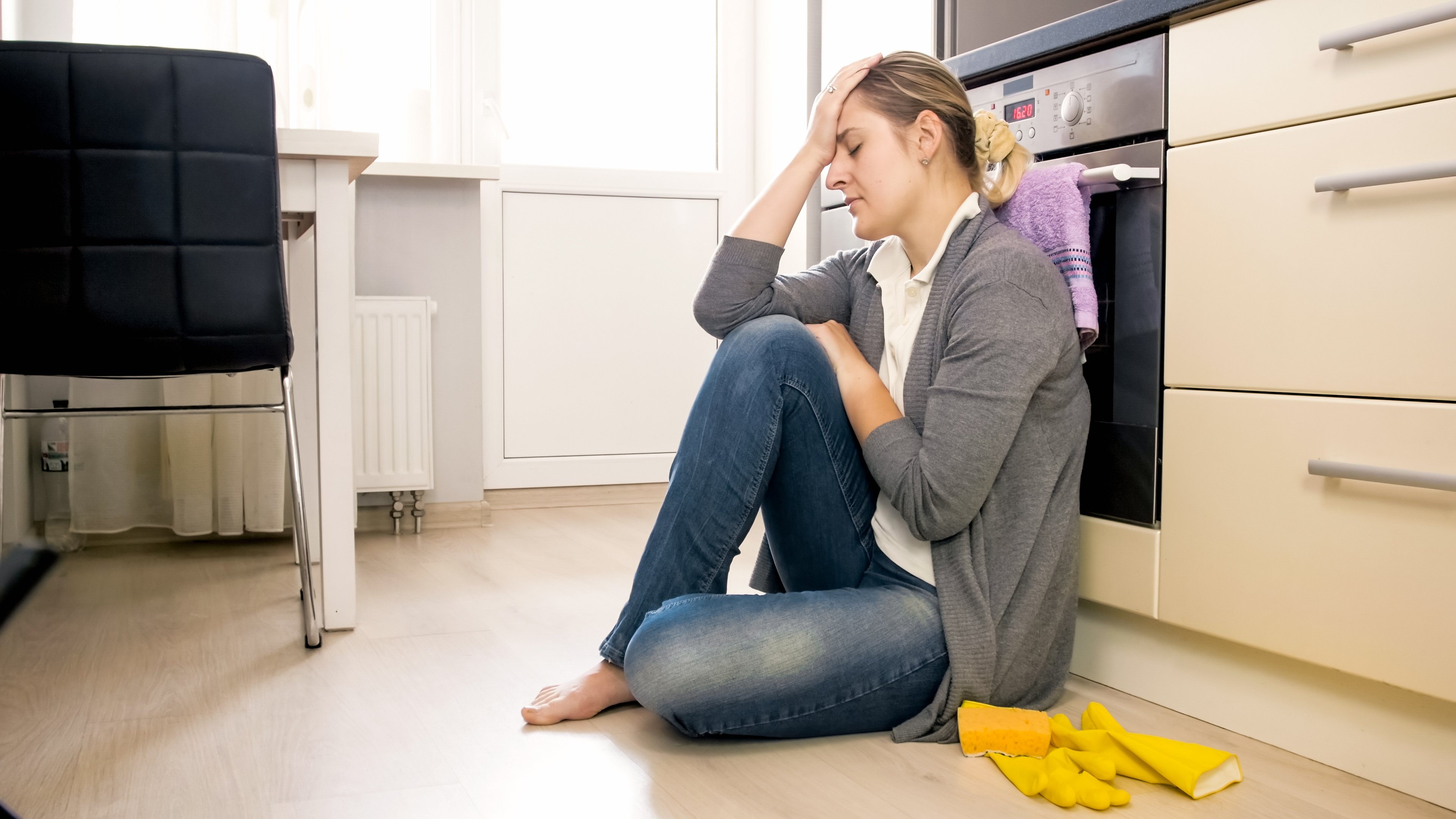 Mujer exhausta limpiando la casa. | Foto: Shutterstock