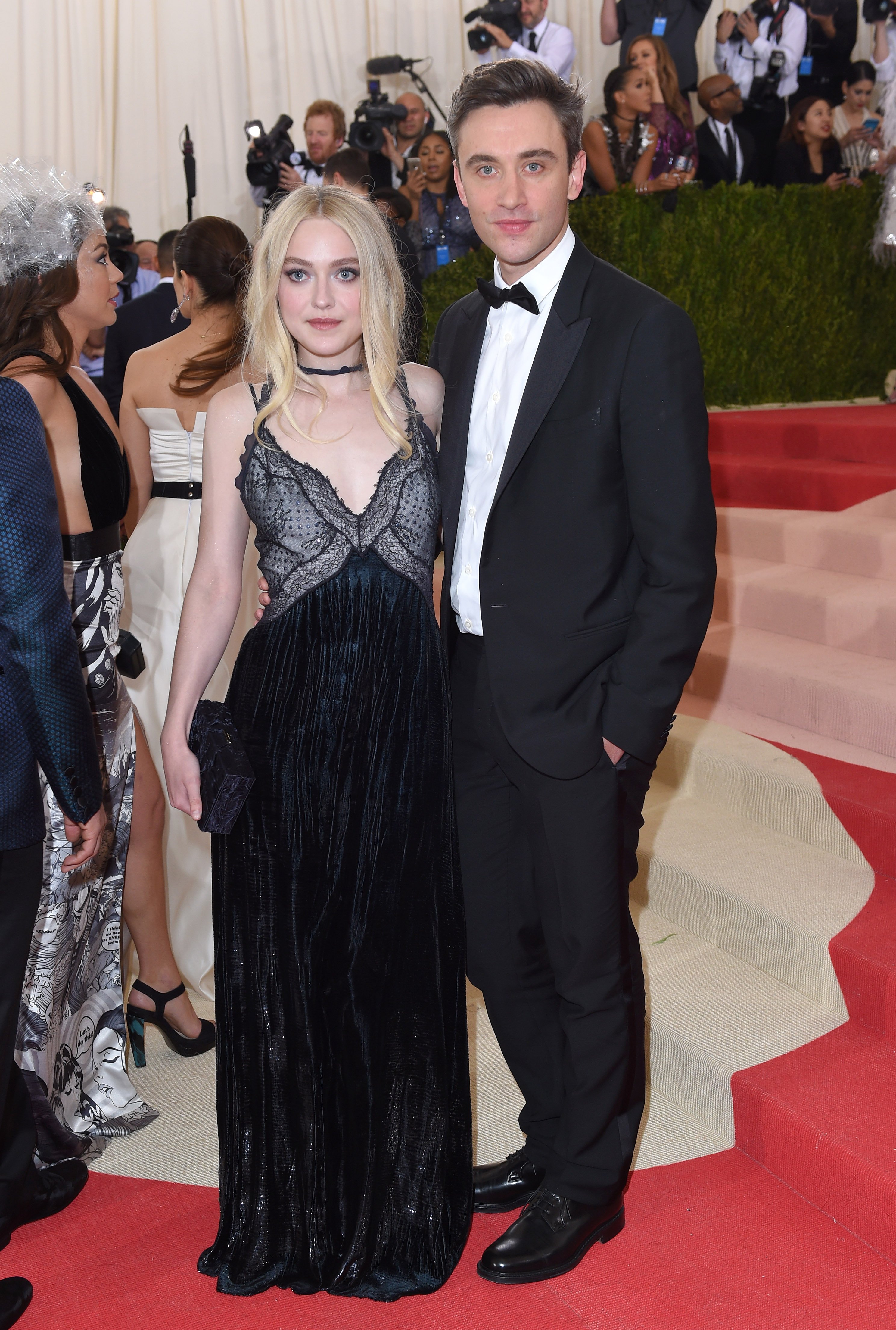 Dakota Fanning and Jamie Strachan arrive for the "Manus x Machina: Fashion In An Age Of Technology" Costume Institute Gala at Metropolitan Museum of Art in New York City on May 2, 2016 | Source: Getty Images