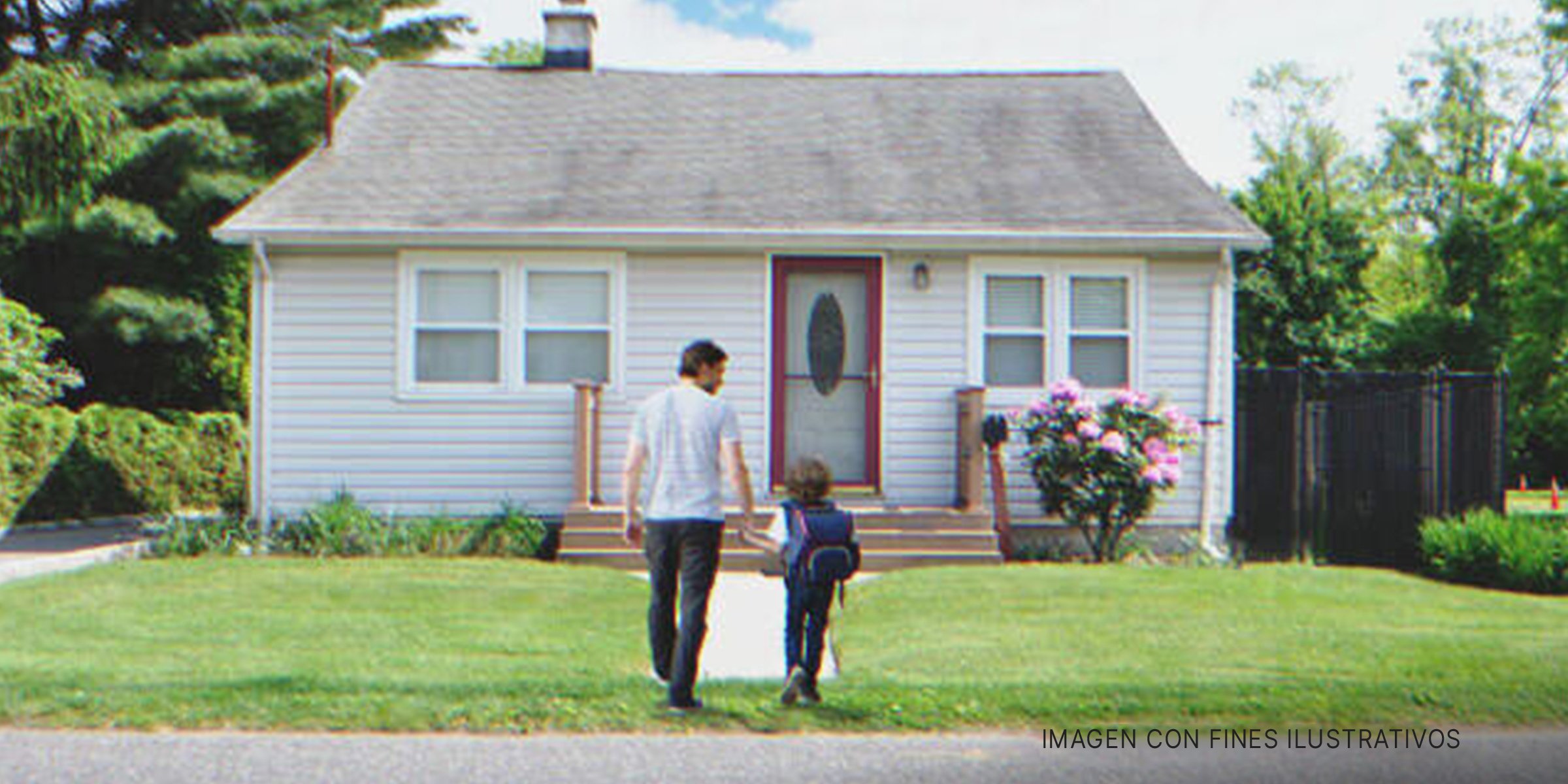 Hombre y niño entrando en una casa. | Foto: Shutterstock