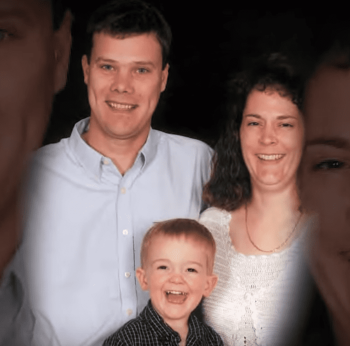 Le petit Timmothy Pitzen pris en photo entre ses parents. | Youtube/National Center for Missing & Exploited Children