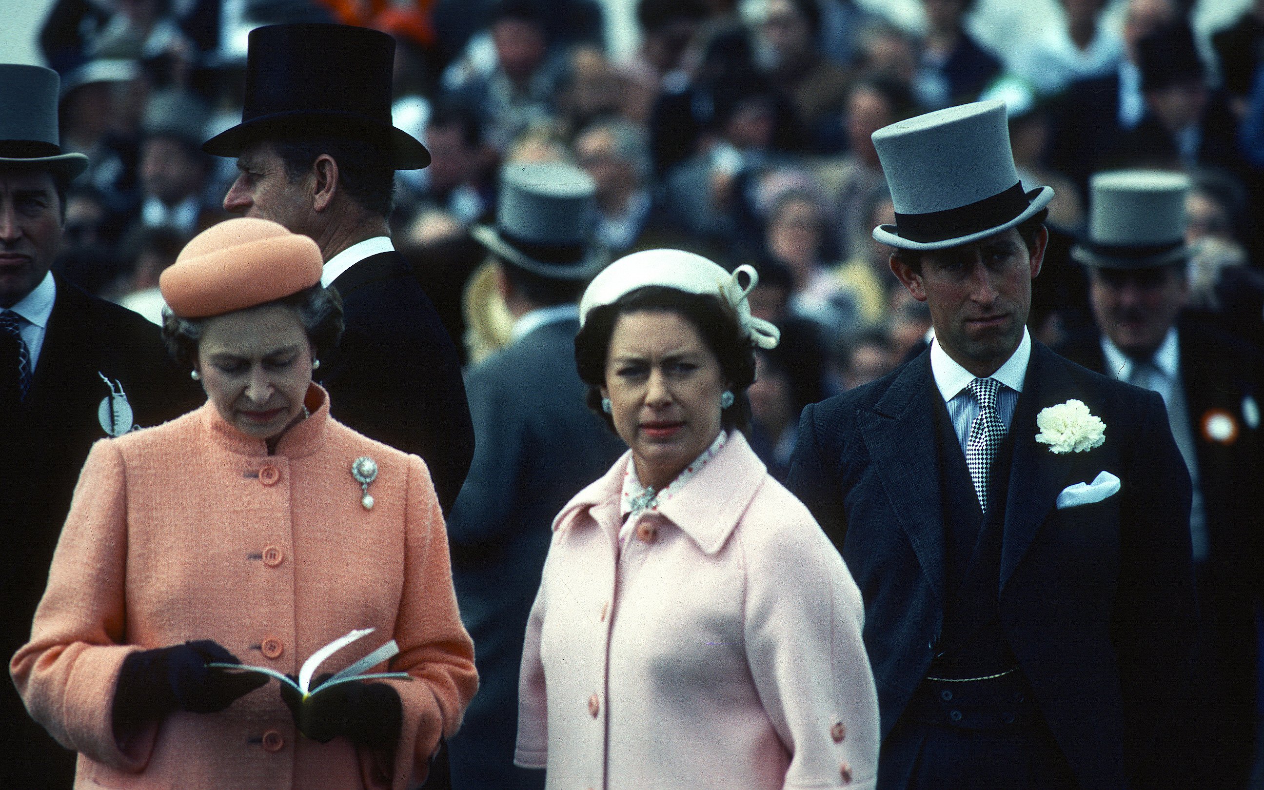 La reina Elizabeth II, la princesa Margaret y el príncipe Charles en Epsom Derby el 6 de junio de 1979 en Epsom, Inglaterra. | Foto: Getty Images
