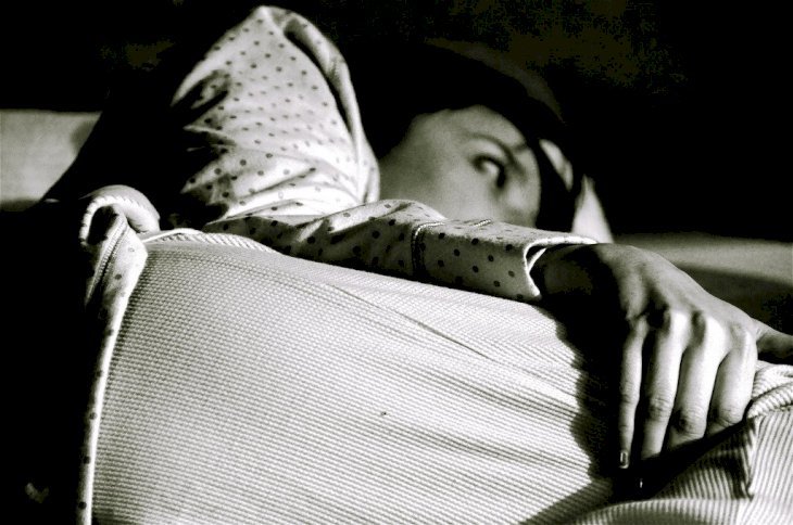 Woman trying to sleep | Source: Flickr