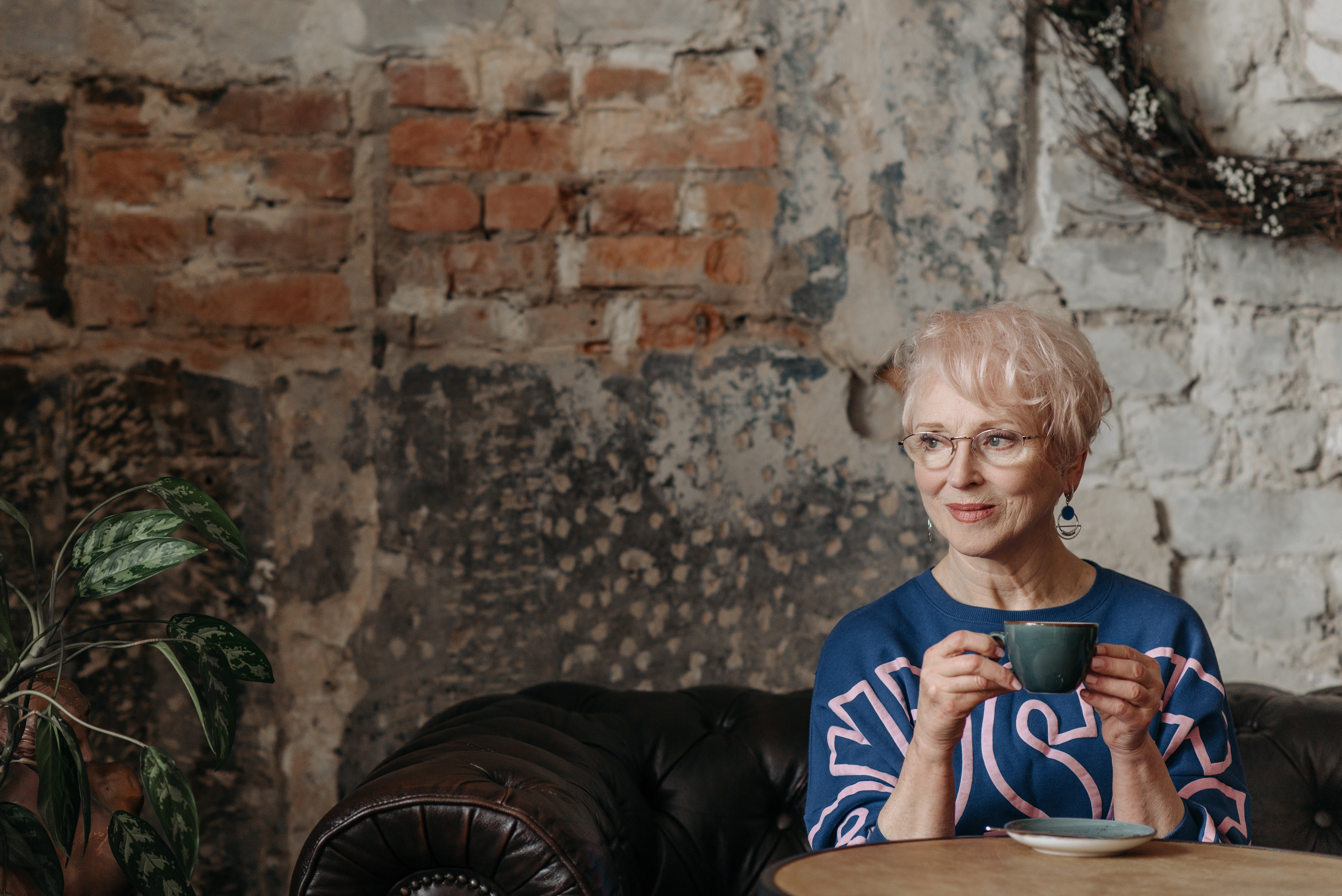 Una mujer mayor con una taza en sus manos. | Foto: Pexels