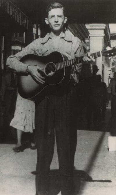 Hank Williams playing guitar in Montgomery, Alabama in 1938 | Photo: Wikimedia Commons Images