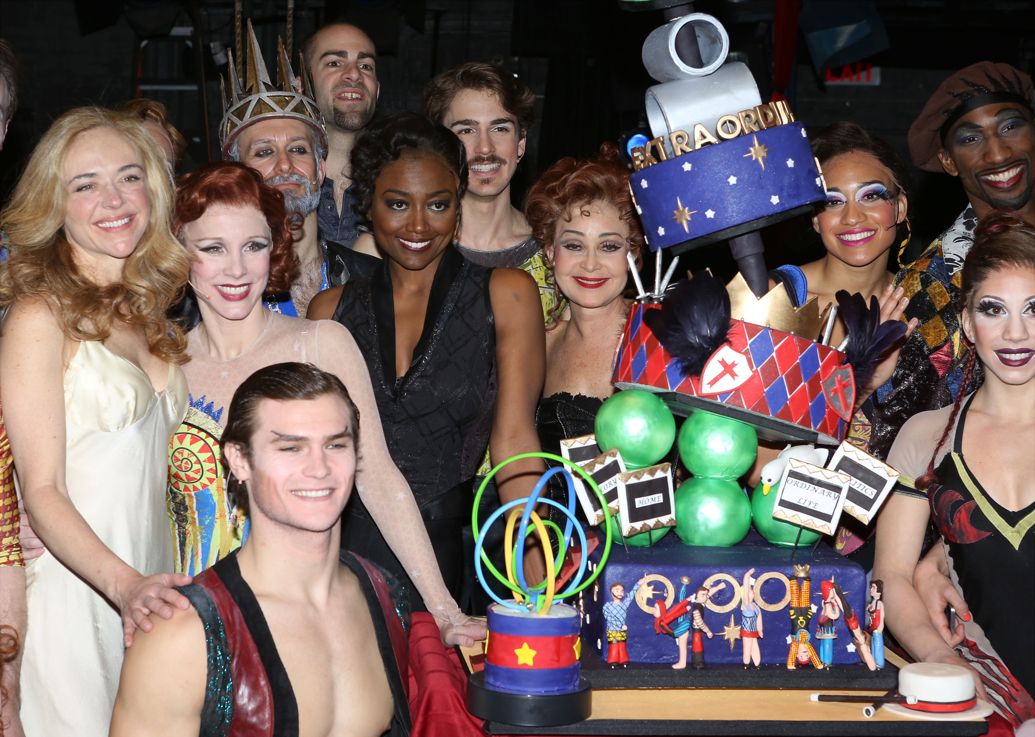 Annie Potts (in the middle) posing for a picture with the rest of the cast of "Pippin" during the One Year Celebration of the Broadway Show in New York City on March 26, 2014 | Source: Getty Images