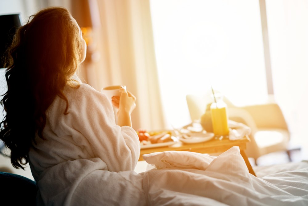 Breakfast in bed, cozy hotel room | Photo: Shutterstock