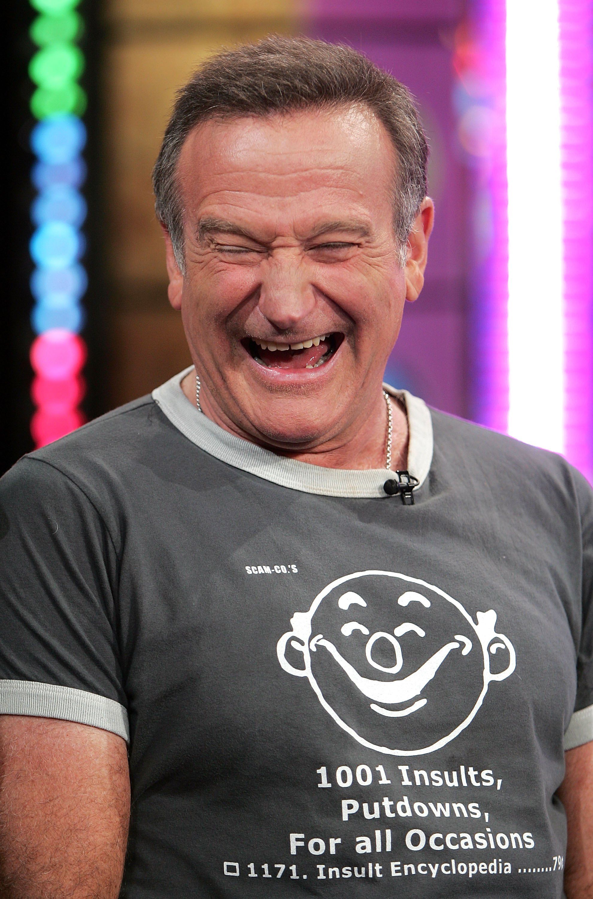Robin Williams appears onstage during MTV's Total Request Live. | Photo: Getty Images