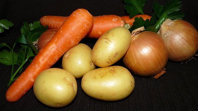 Papas, zanahorias y cebollas. | Foto: Pixabay.