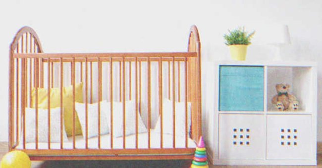 A baby crib in a room. | Source: Shutterstock