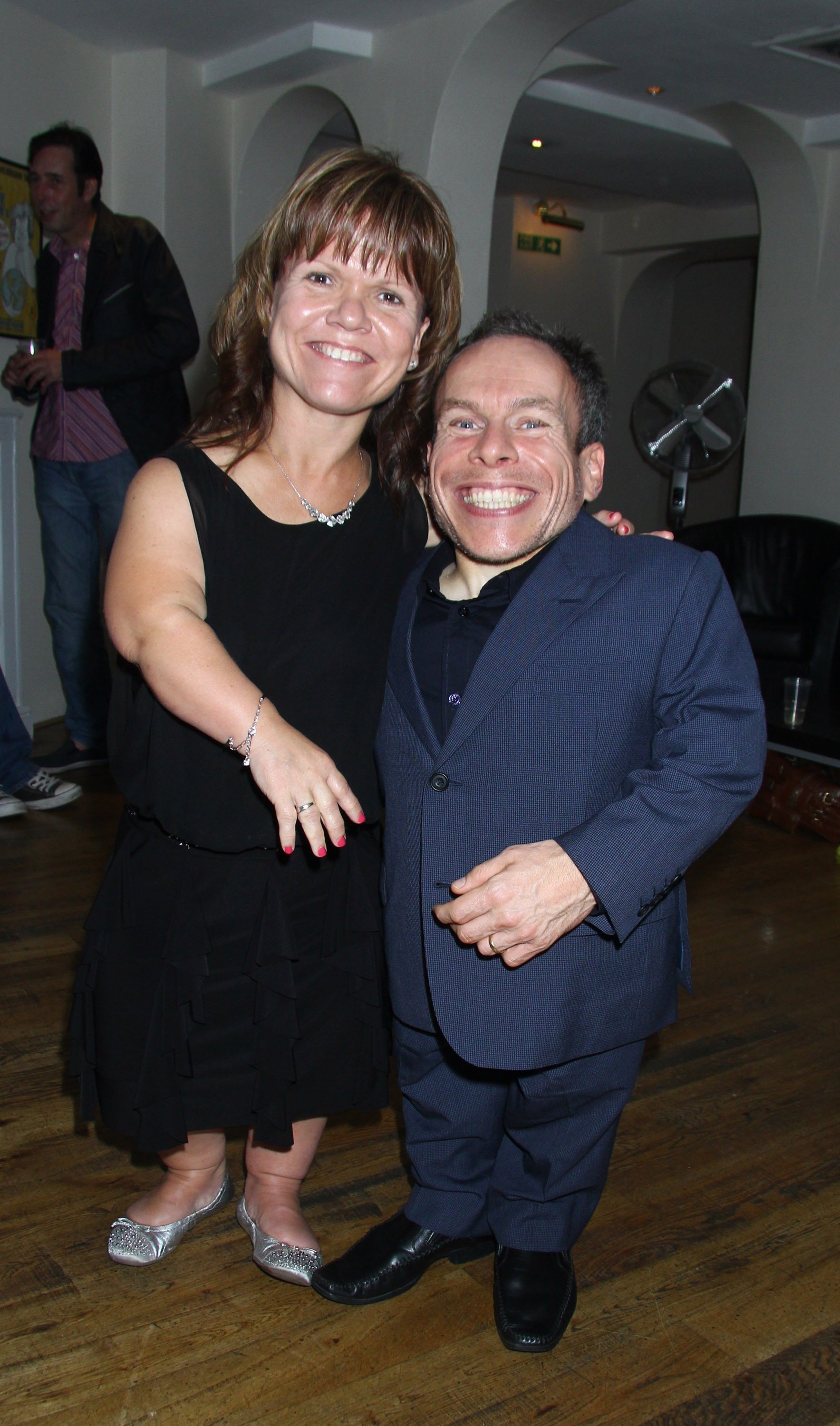Ο ηθοποιός Warrick Davis ποζάρει με τη σύζυγό του Samantha Davis (L) καθώς εντάσσεται στο West End Cast του "Spamalot" κατά τη διάρκεια της "Spamalot" Press Night στο Playhouse Theatre στις 24 Σεπτεμβρίου 2013 στο Λονδίνο, Αγγλία.  |  Πηγή: Getty Images