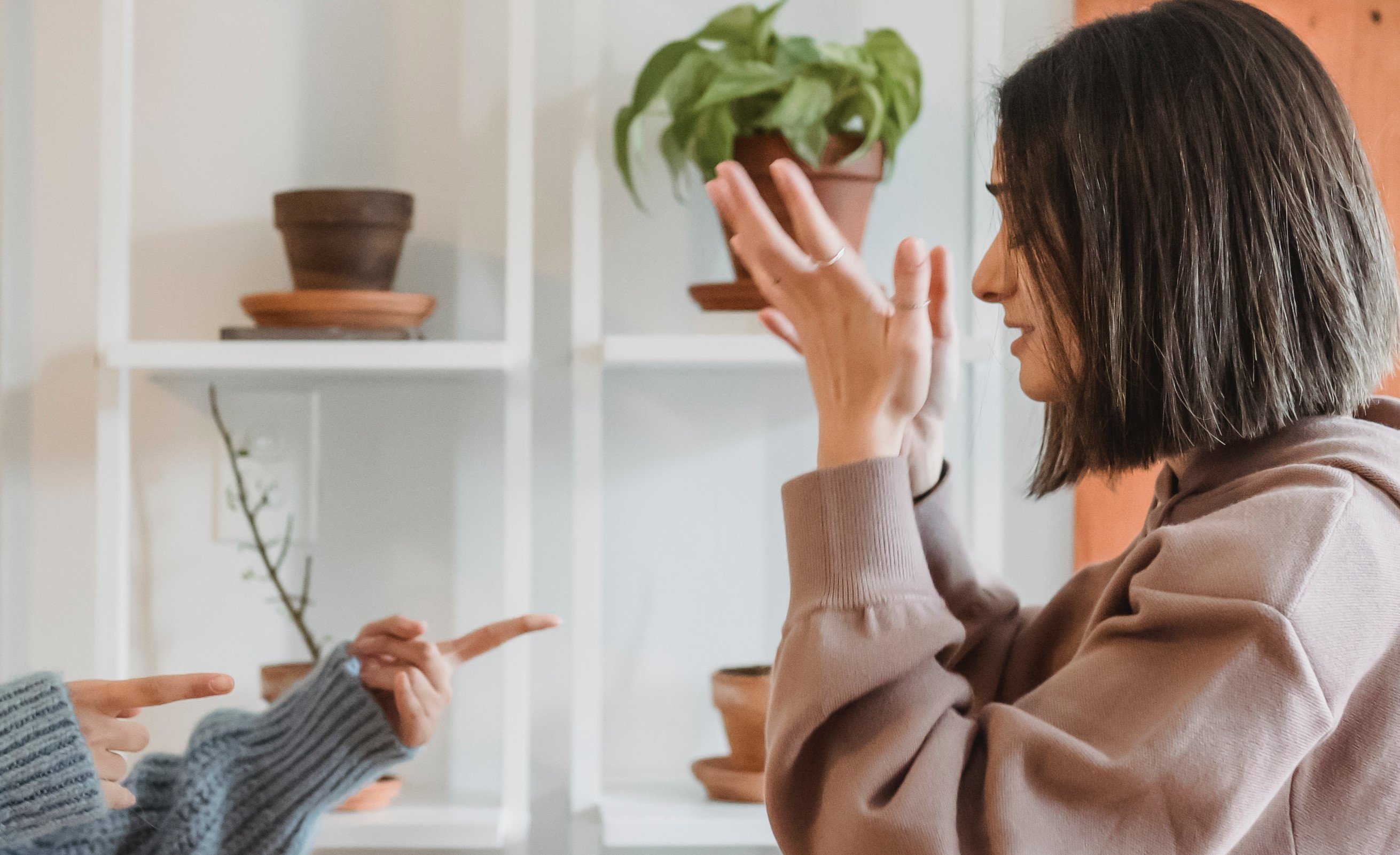 The OP tries explaining to the woman that she couldn't hear, but in vain | Photo: Pexels