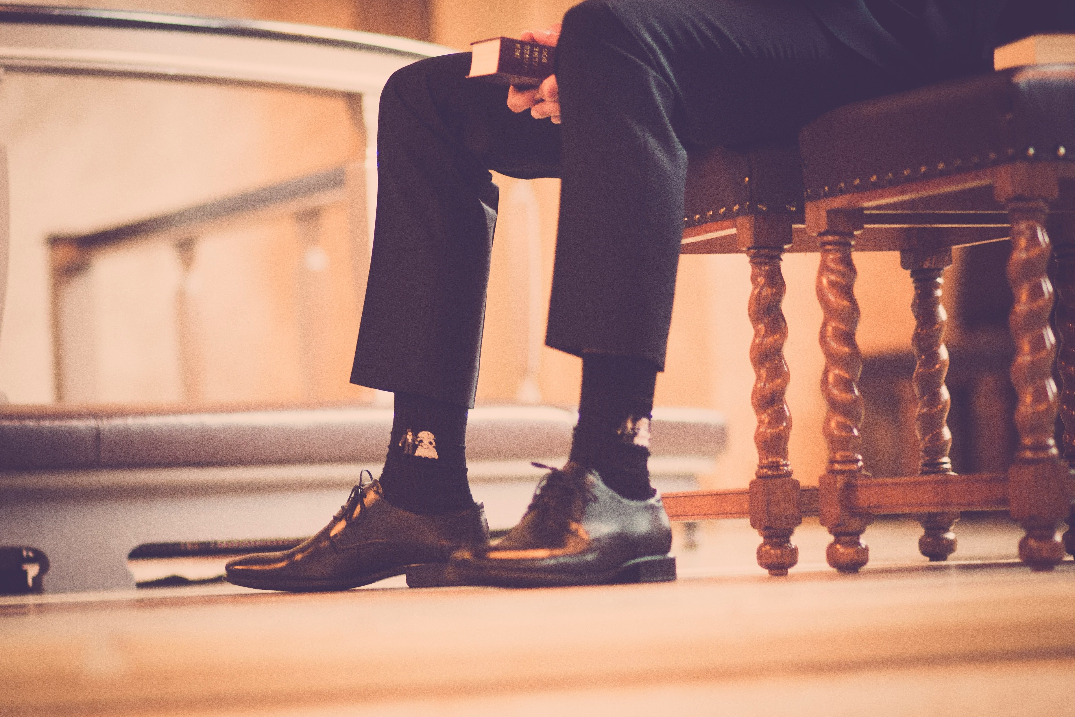 Man sitting in a church pew. | Source: Rene Asmussen/Pexels