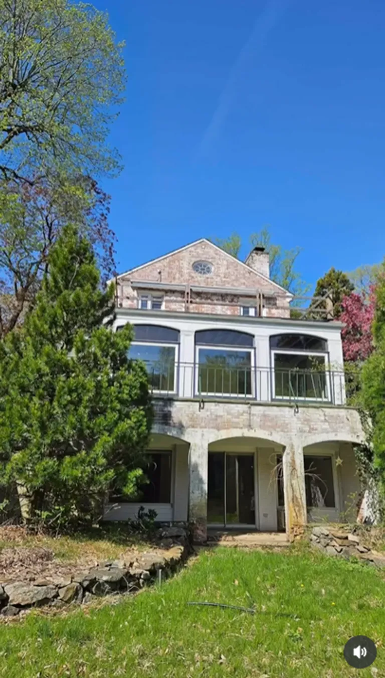 Richard and Alejandra's Gere former mansion, from a post dated May 28, 2025 | Source: Instagram/hudsonvalleyhouseparts