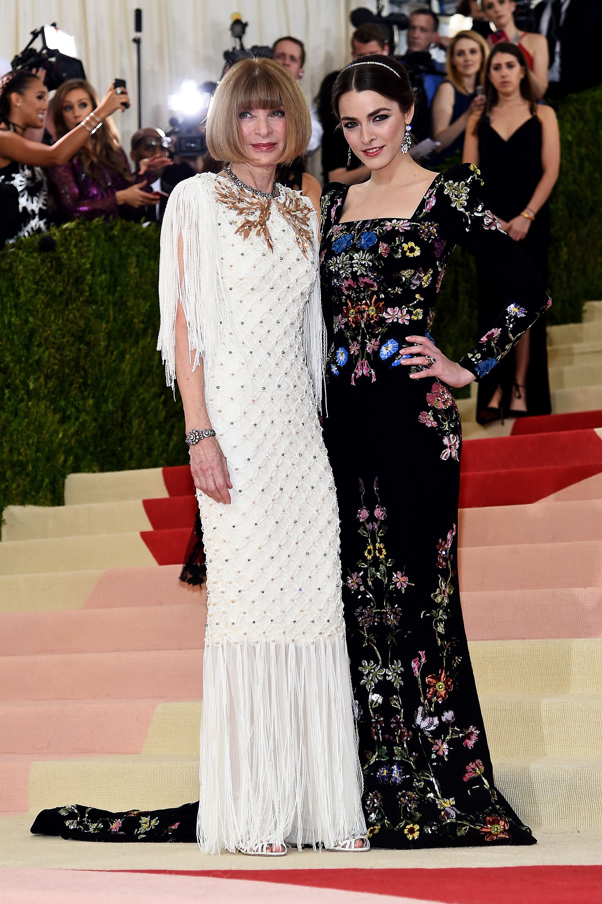 Anna Wintour and Bee Shaffer at The Metropolitan Museum of Art's COSTUME INSTITUTE Benefit Celebrating the Opening of Manus x Machina: Fashion in an Age of Technology on May 2, 2016, in New York City. | Source: Getty Images