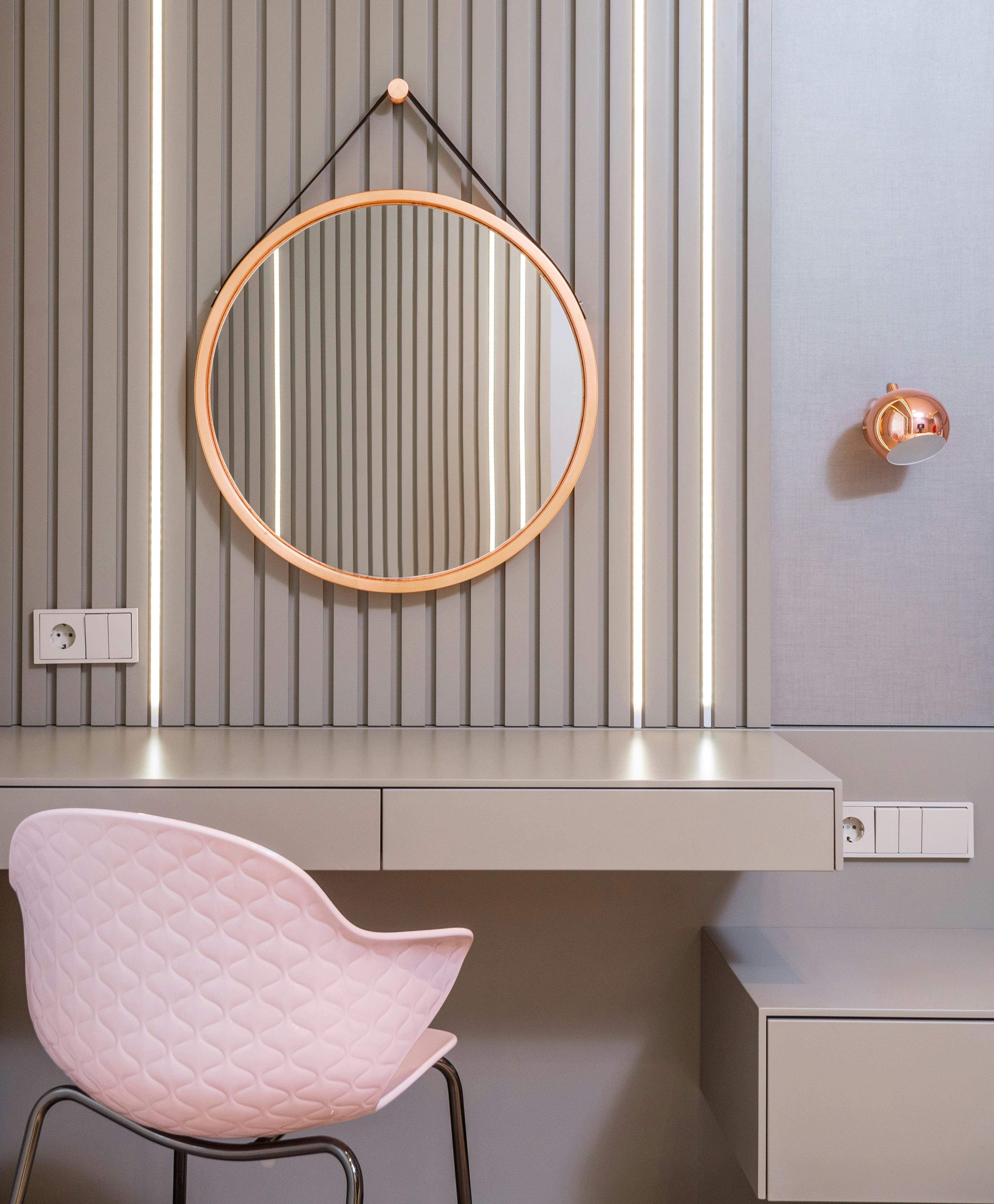 A photo of a vanity table below a round mirror | Source: Pexels