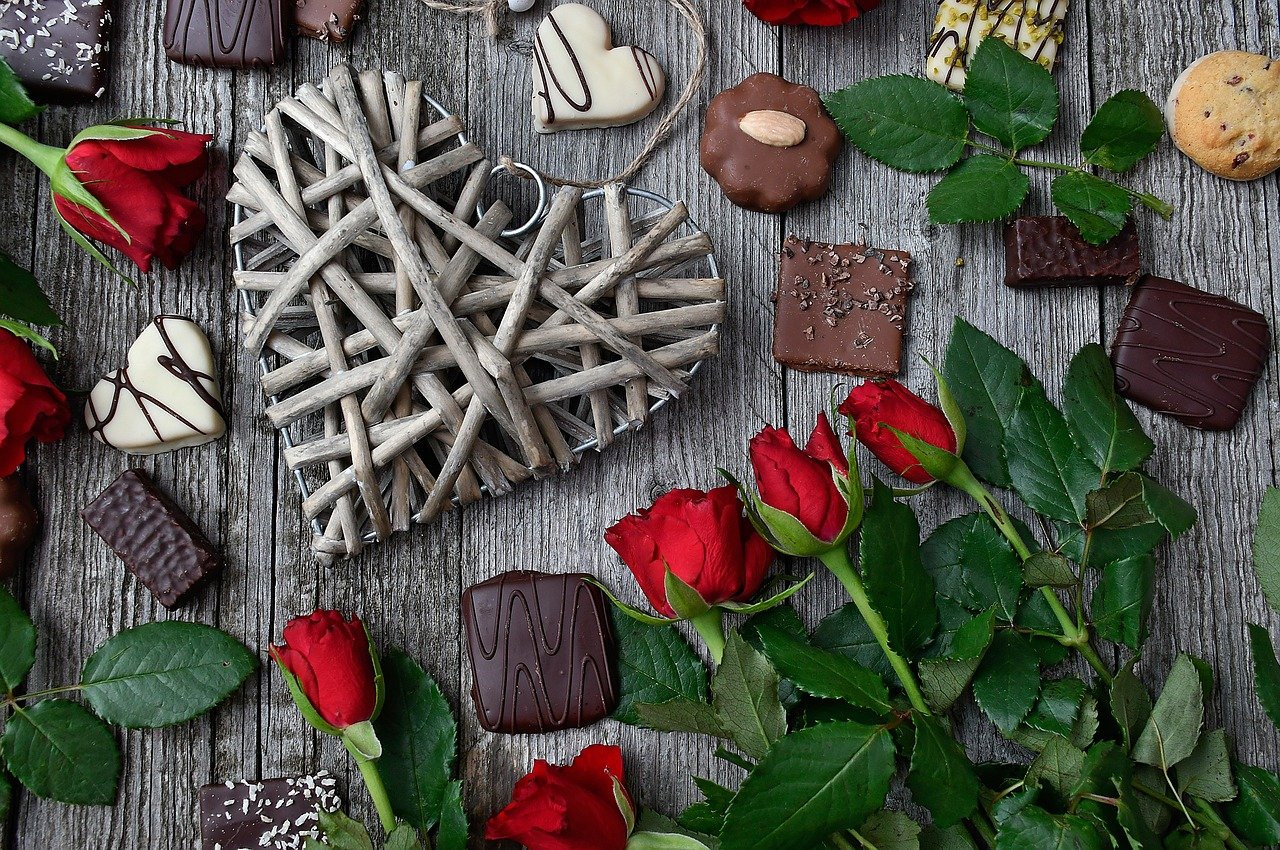 A photo of flowers and chocolates. | Photo: Pixabay