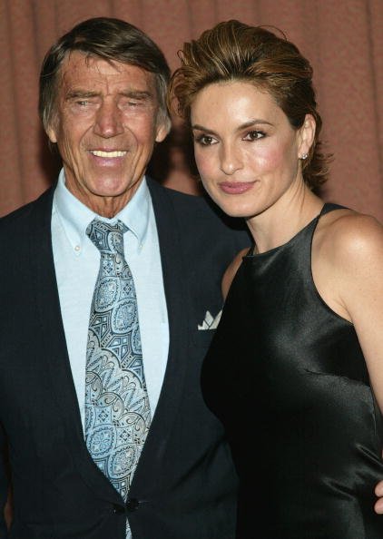 Mariska Hargitay and father Mickey Hargitay at the 2004 American Women in Radio & Television Gracie Allen Awards gala on June 22 2004 | Photo: Getty Images