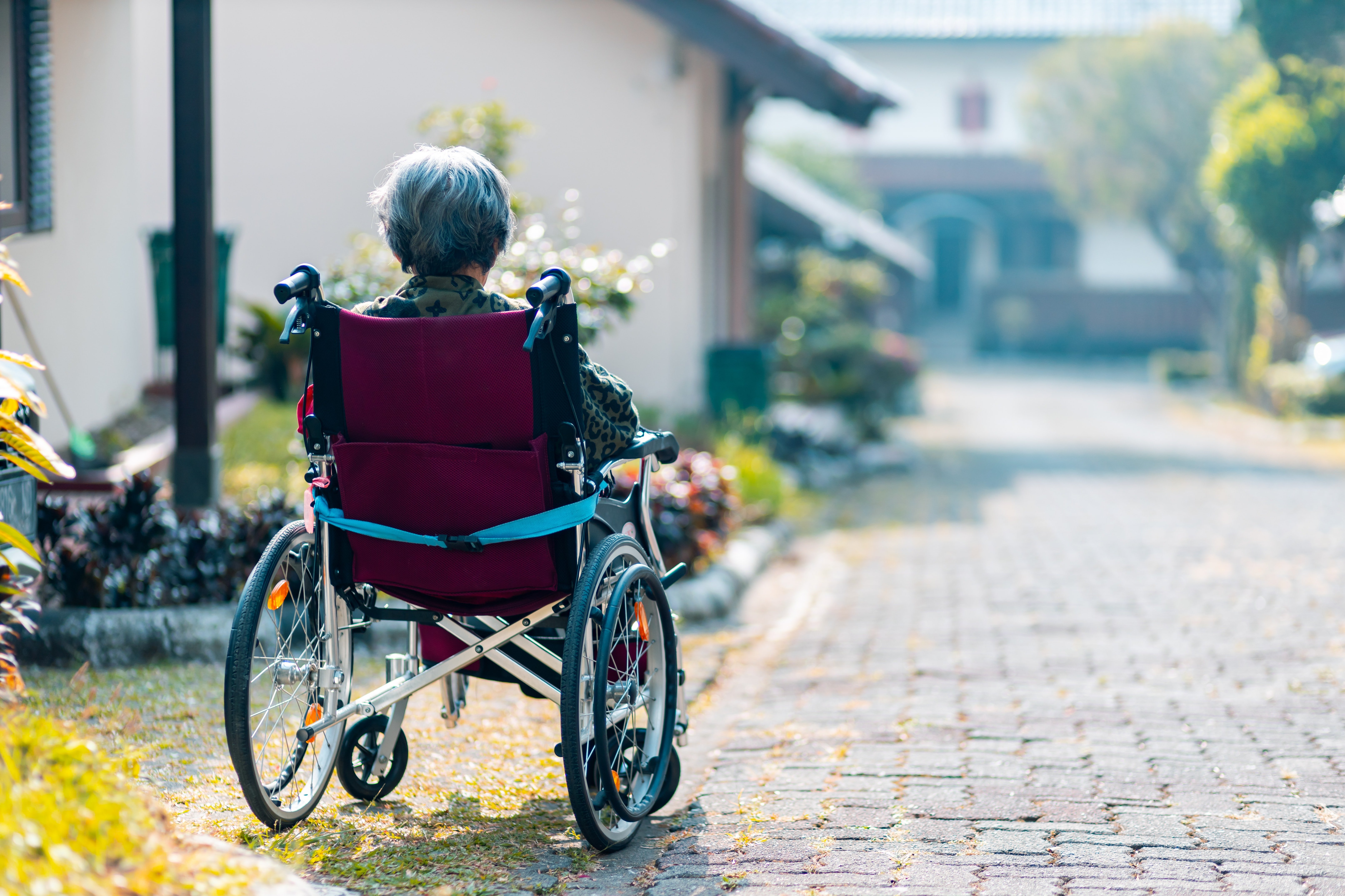 Mujer mayor en silla de rueda. | Foto: Unsplash