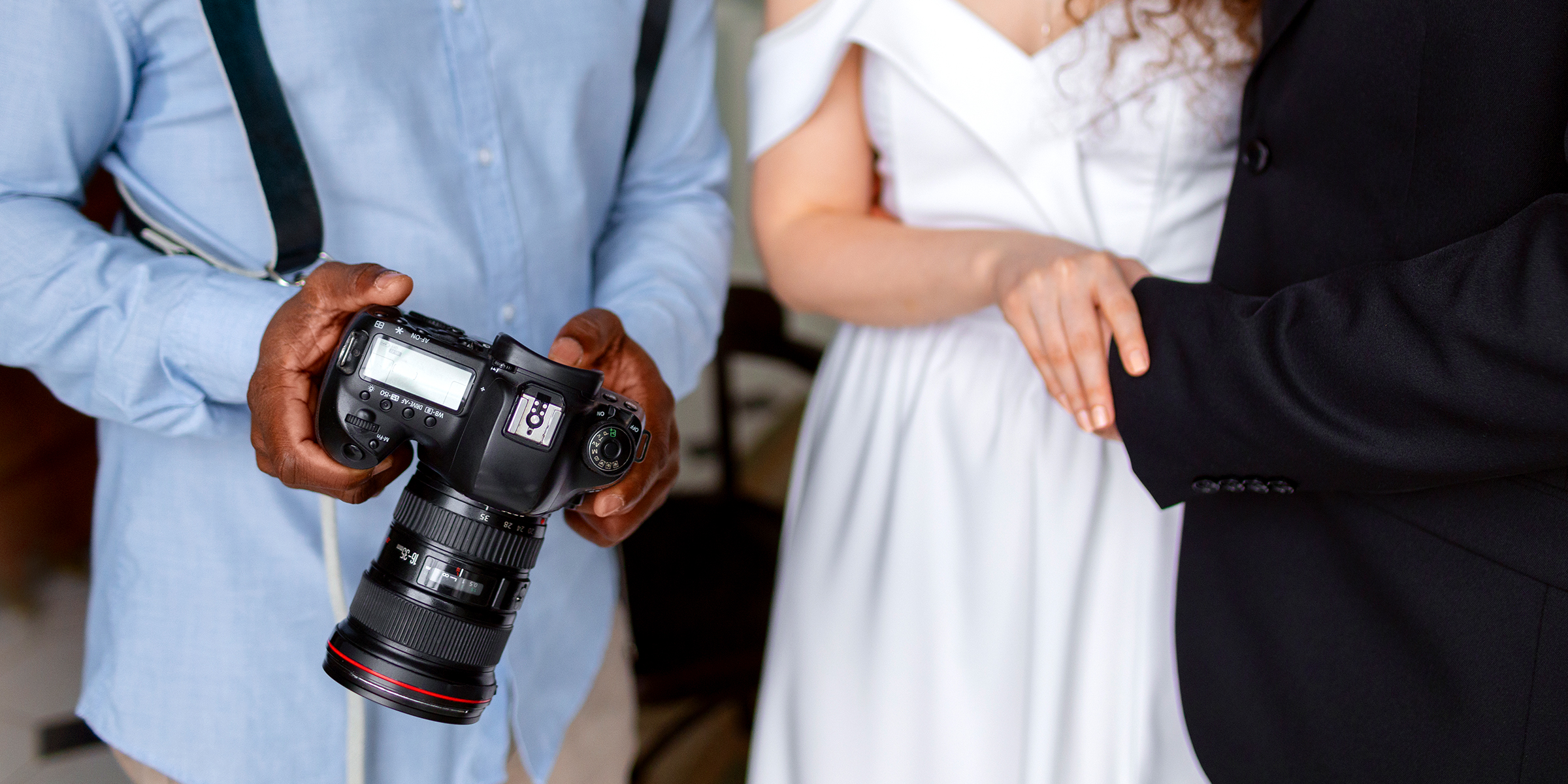 A man holding a camera next to a bridal couple | Source: Freepik