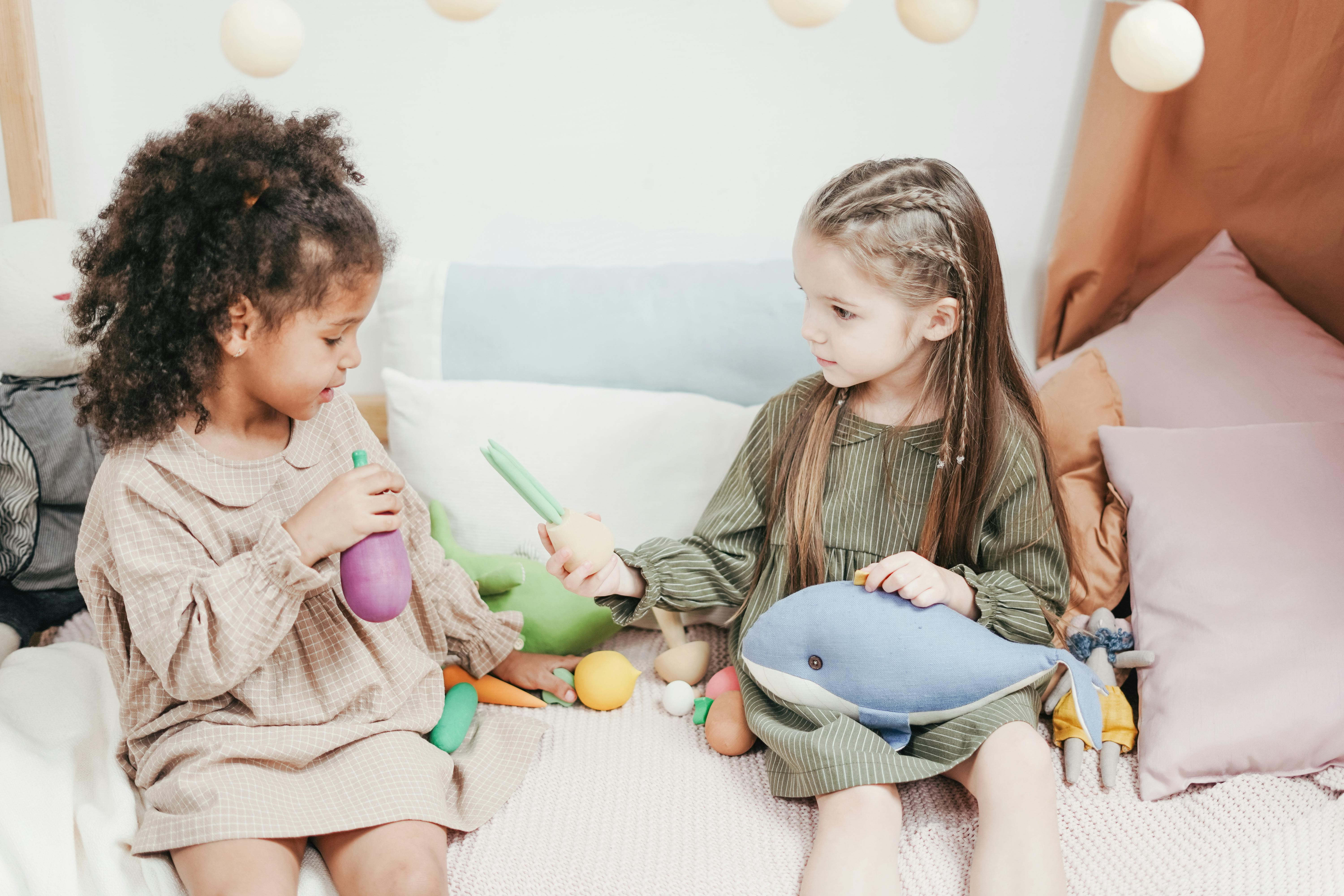 Two girls sharing toys | Source: Pexels