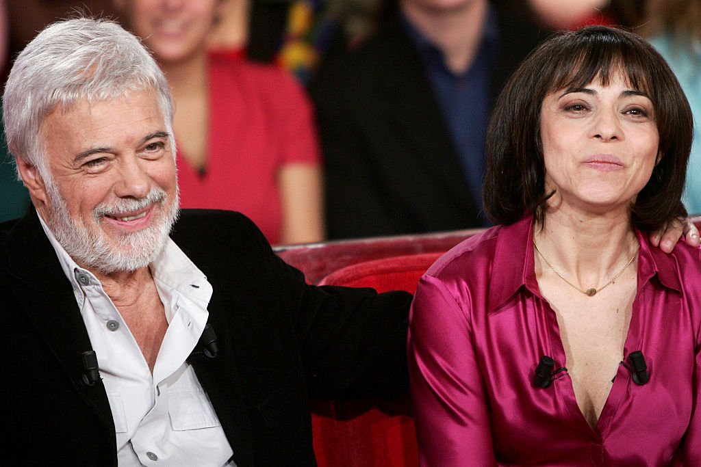 Guy Bedos avec sa fille Leslie sur le plateau de l'émission "Vivement Dimanche". | Photo : Getty Images Guy Bedos avec sa fille Leslie sur le plateau de l'émission "Vivement Dimanche". | Photo : Getty Images