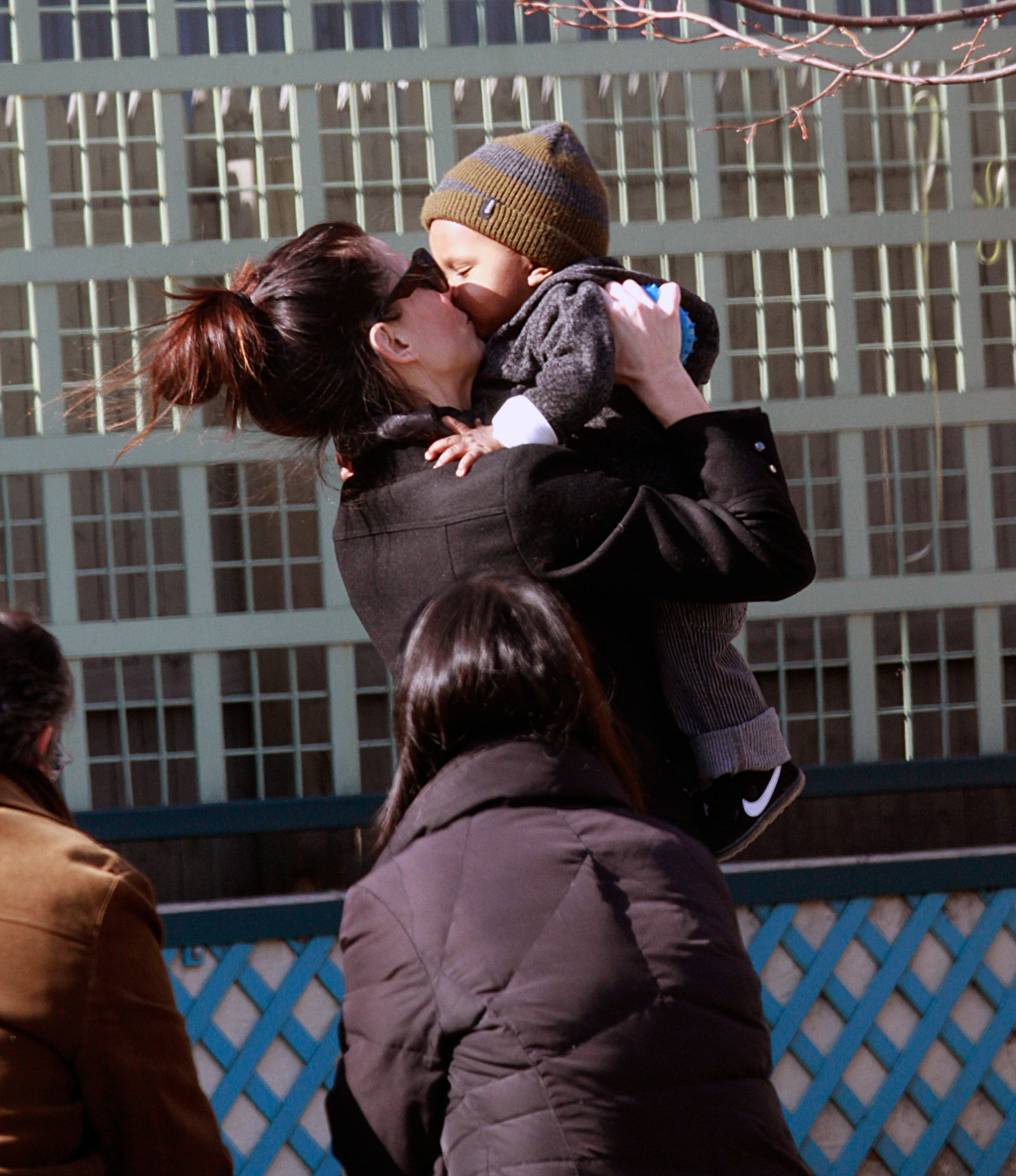 Sandra Bullock y su hijo Louis Bullock vistos por las calles de Manhattan el 20 de marzo de 2011, en Nueva York. | Foto: Getty Images