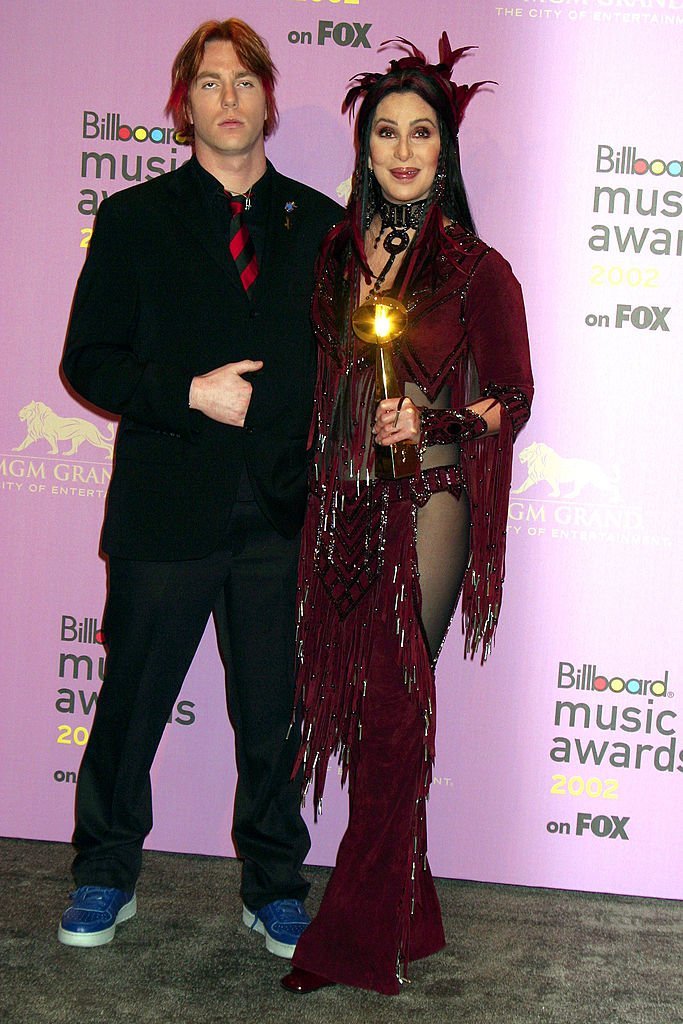 Cher y su hijo Elijah Blue en los Billboard Music Awards 2002. | Foto: Getty Images