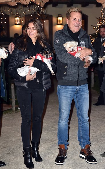 Dieter Bohlen und Carina Walz, Gut Aiderbichl, Weihnachtsmarkt, 2017 | Quelle: Getty Images Dieter Bohlen und Carina Walz, Gut Aiderbichl, Weihnachtsmarkt, 2017 | Quelle: Getty Images