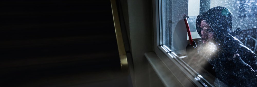 Ein Dieb am Fenster eines Hauses. | Quelle: Shutterstock