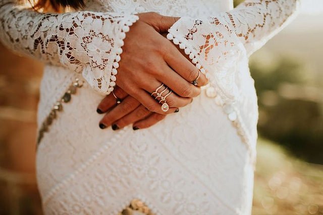 A woman showing her wedding ring. | Source: Flickr