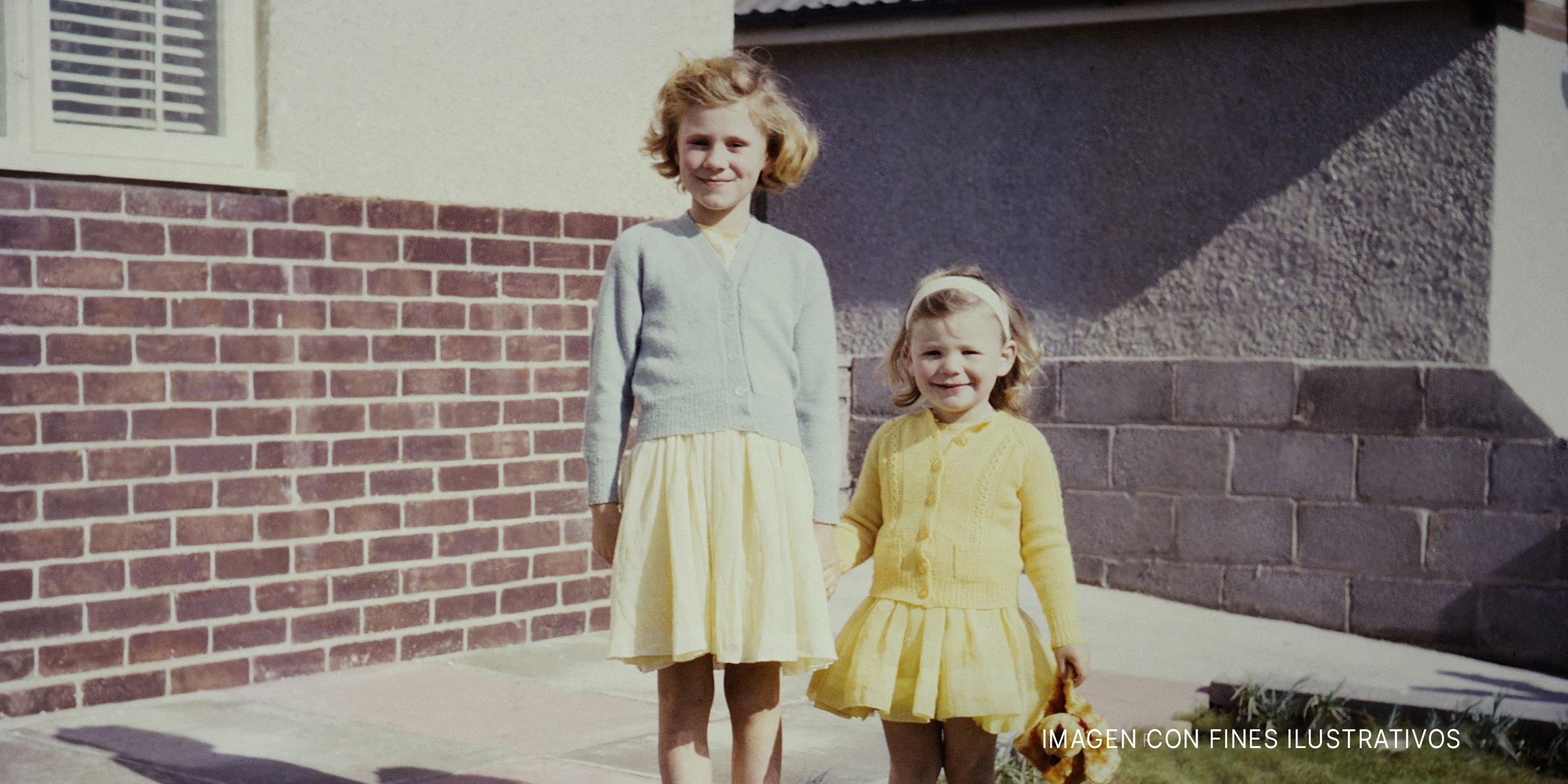 Dos niñas tomadas de la mano | Foto: Getty Images