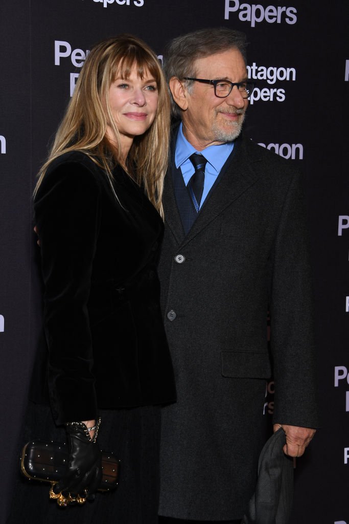Kate Capshaw et Steven Spielberg prennent la pose | Photo : Getty Images Kate Capshaw et Steven Spielberg prennent la pose | Photo : Getty Images