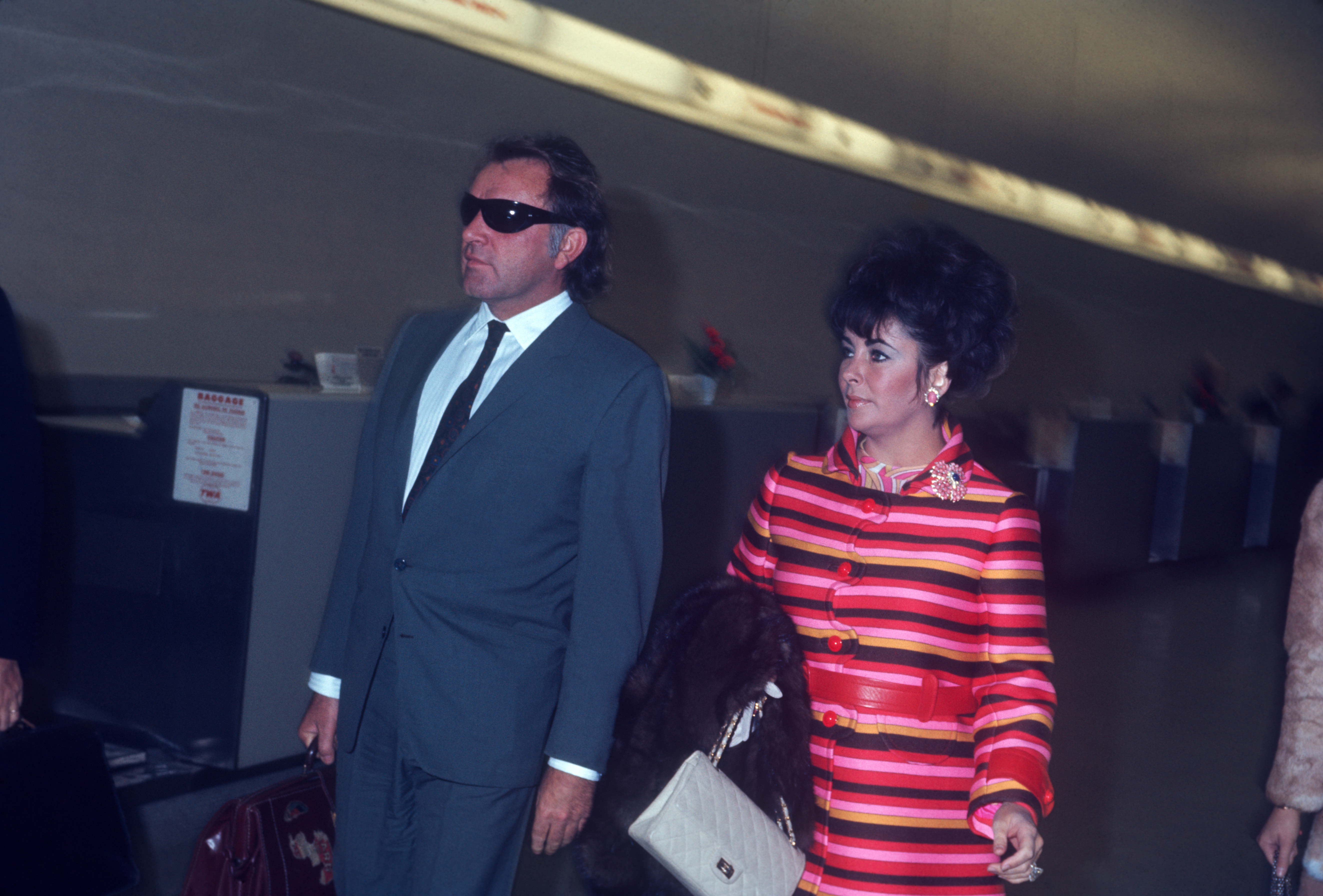 Elizabeth Taylor and Richard Burton at the airport; circa 1970; New York. | Source: Getty Images