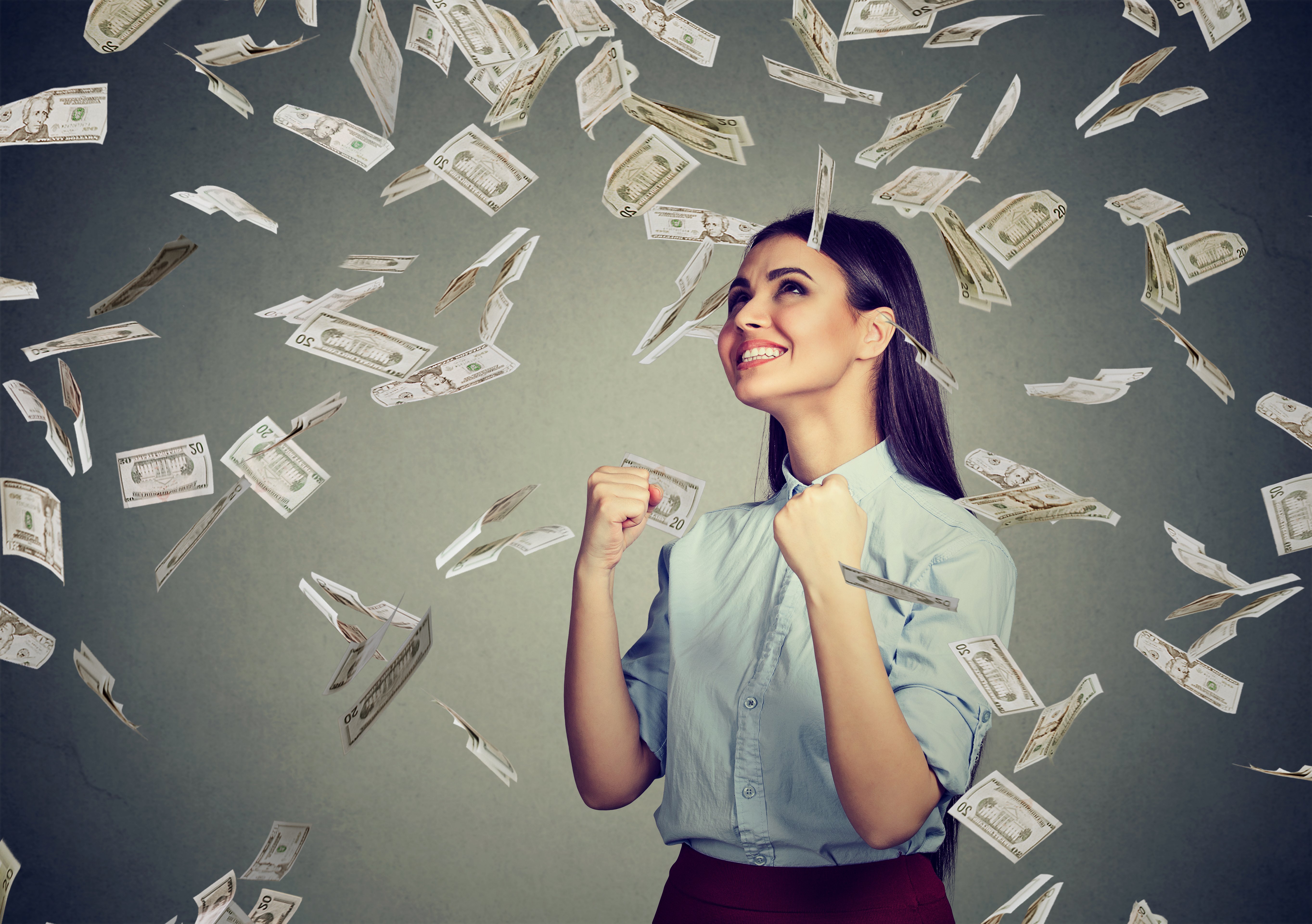 Mujer rodeada de dinero. | Foto: Shutterstock