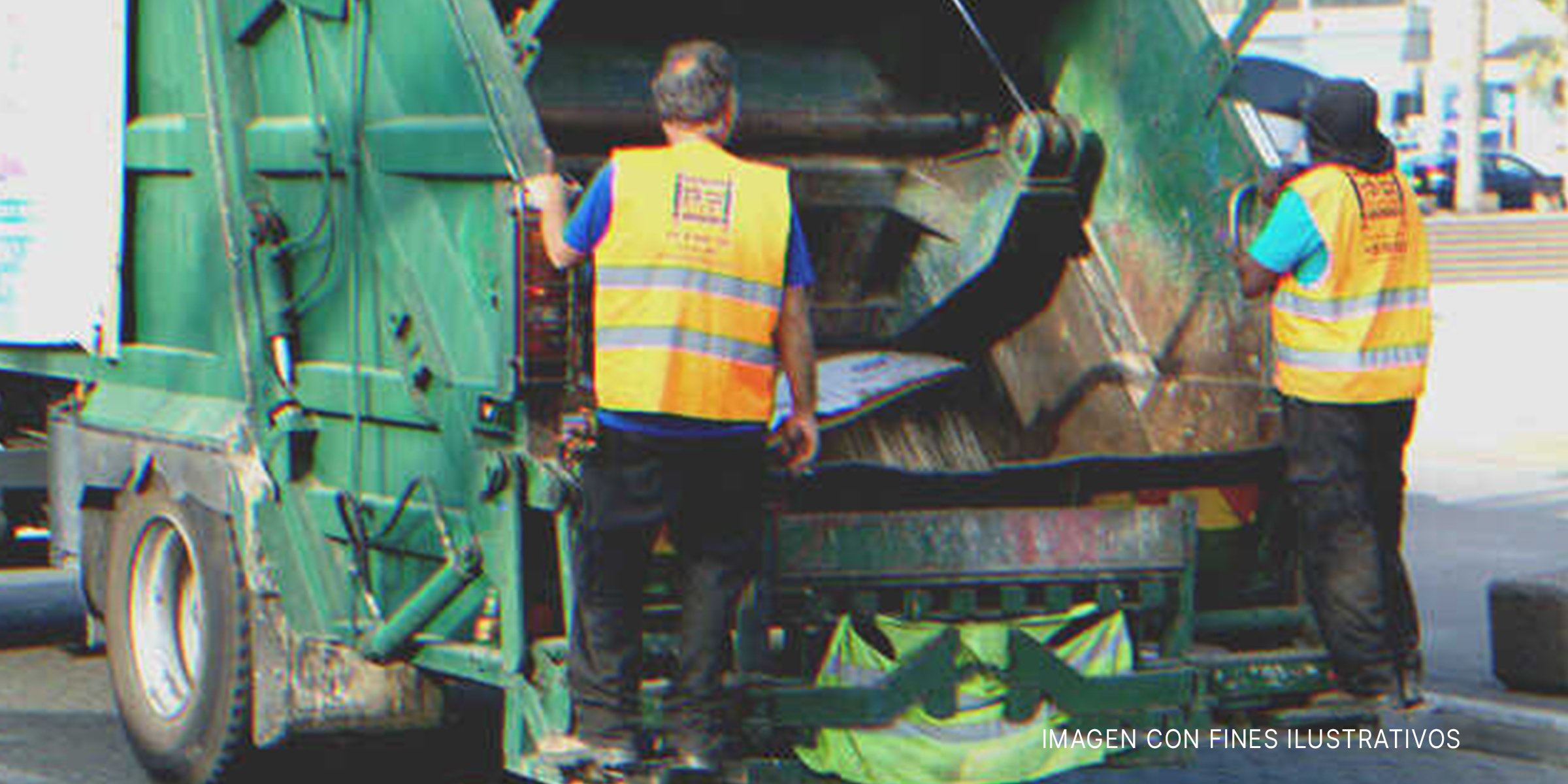 Dos recolectores de basura en el camión | Foto: Shutterstock