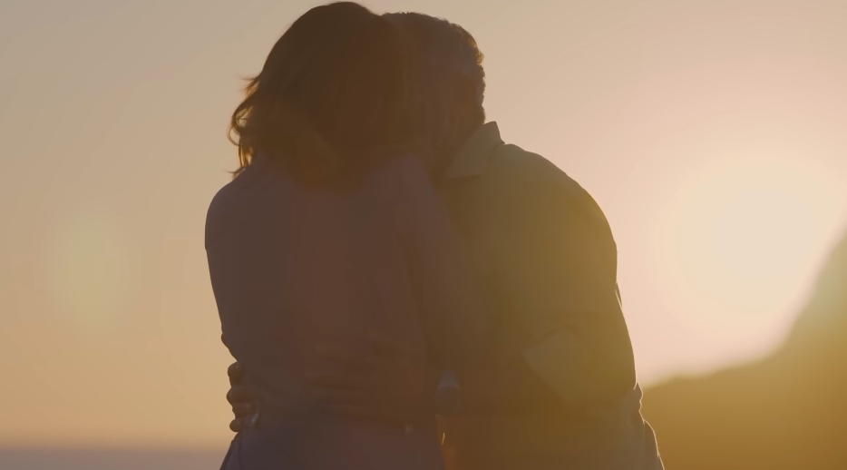 Julia Roberts and George Clooney kissing in a scene from "Ticket to Paradise," posted on July 10, 2023. | Source: YouTube/RomComs