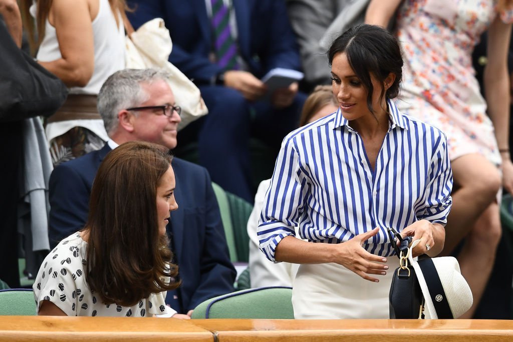 Kate Middleton et Meghan Markle assistent à la douzième journée des Championnats de tennis sur gazon de Wimbledon au All England Lawn Tennis and Croquet Club | Photo : Getty Images