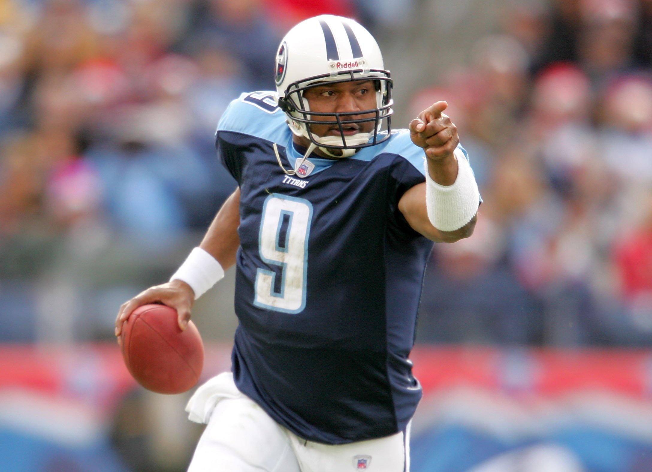 Steve McNair #9 of the Tennessee Titans plays against the Tennessee Titans December 18, 2005 at The Coliseum in Nashville, Tennessee. | Photo: GettyImages