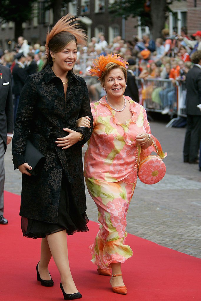 La princesa Juliana y la princesa Christina en la boda del príncipe Pieter Christiaan, el 27 de agosto de 2005 en Noordwijk, Holanda. | Imagen: Getty Images La princesa Juliana y la princesa Christina en la boda del príncipe Pieter Christiaan, el 27 de agosto de 2005 en Noordwijk, Holanda. | Imagen: Getty Images