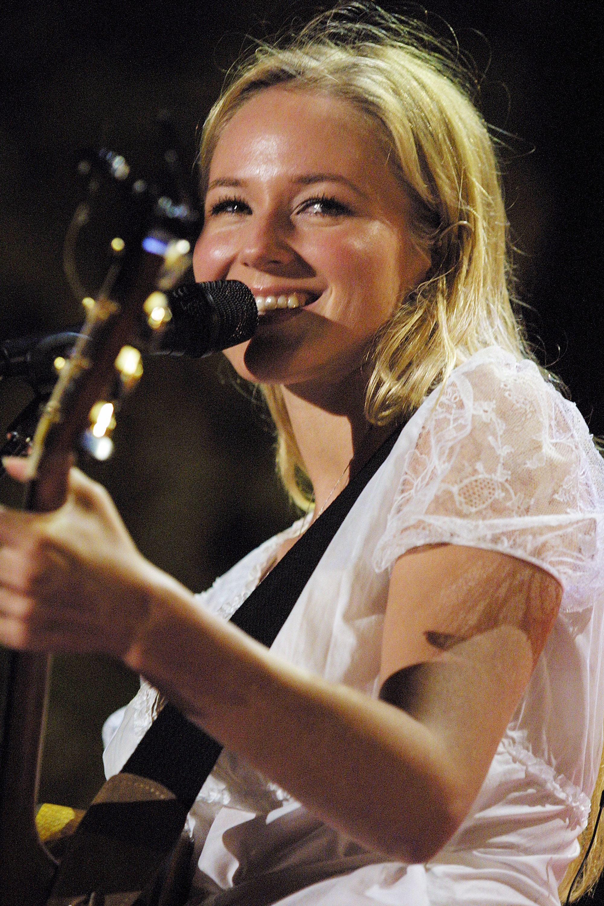 Jewel during Pantene sponsors the Pro-Voice Summer Showcase Finals on July 19, 2001, in New York. | Source: Getty Images
