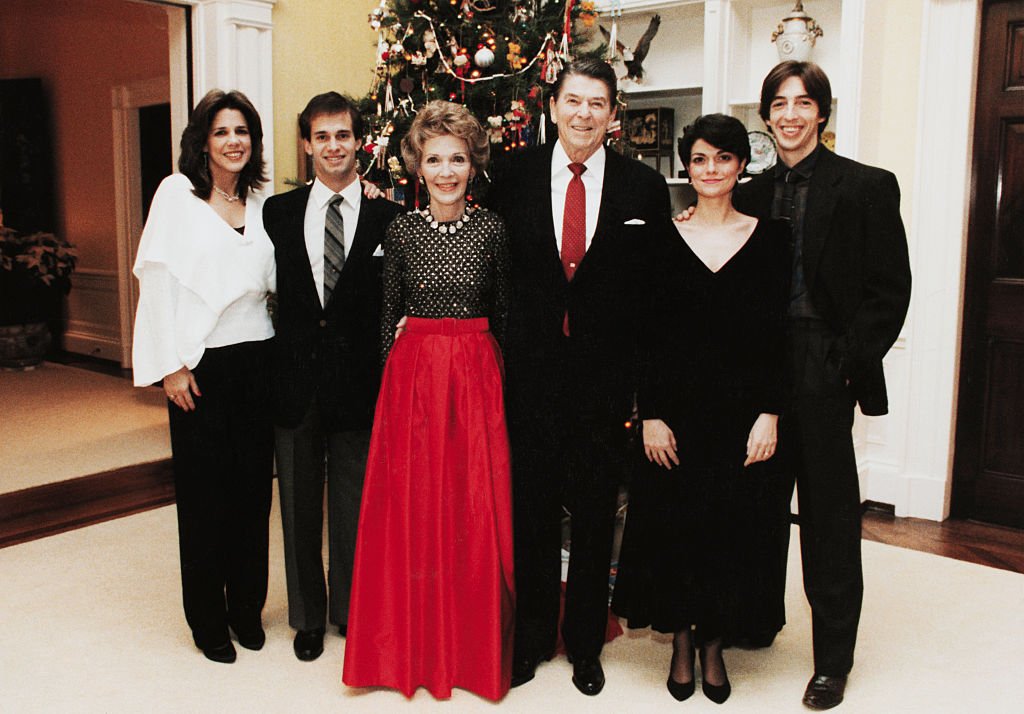 L-R: Daughter Patti Davis, Paul Grilley, First Lady Nancy Reagan, President Ronald Reagan, daughter-in-law Doria, and son Ron, 1983. | Source: Getty Images