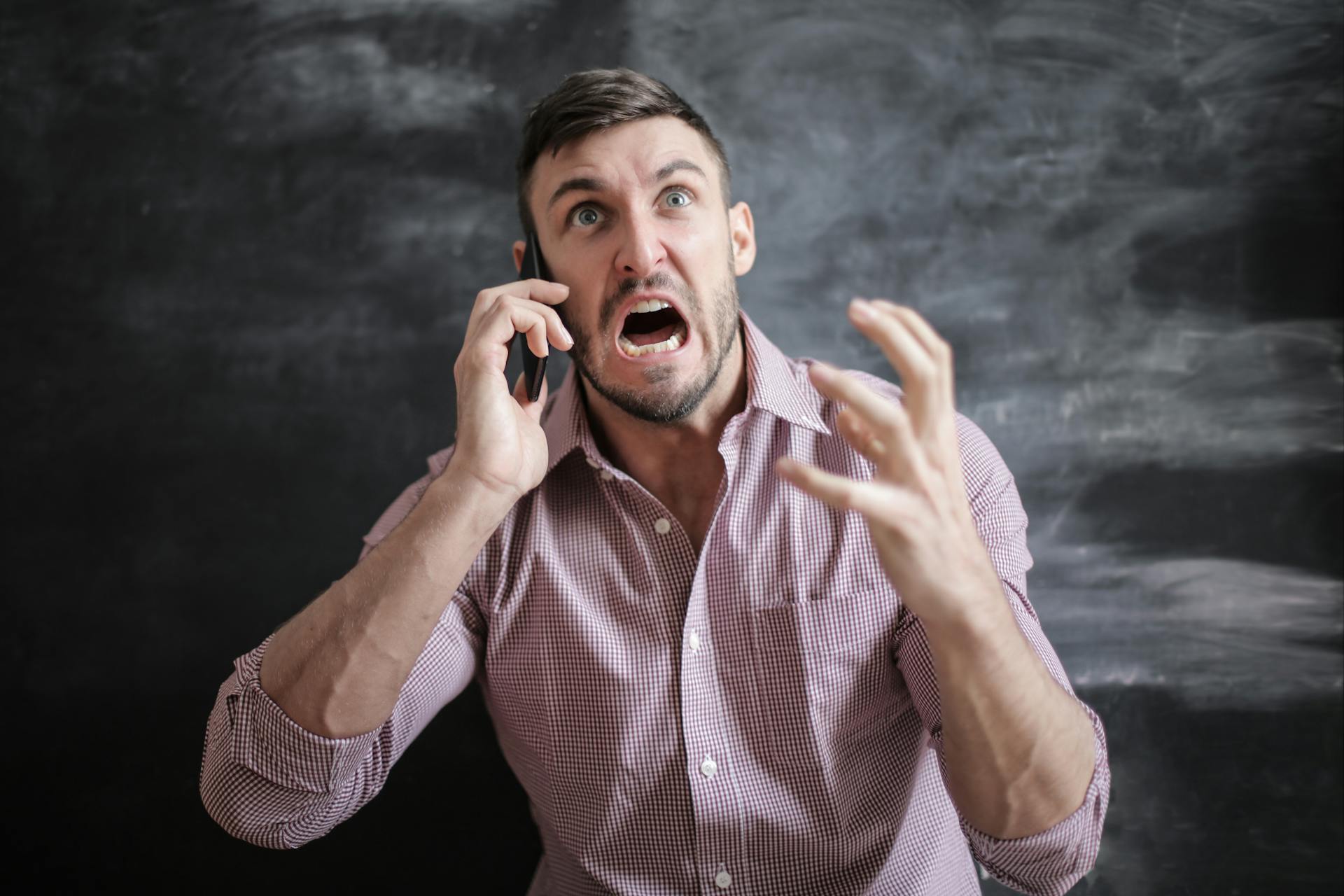 An angry man on the phone | Source: Pexels