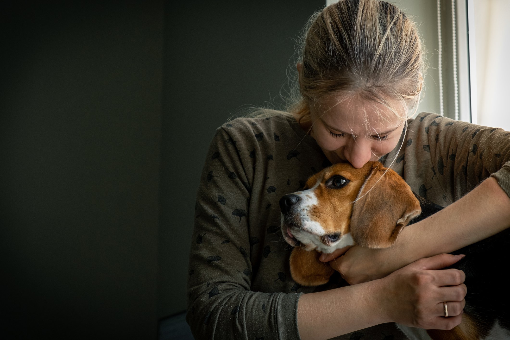 Mädchen umarmt ihren Hund fest. I Quelle: Getty Images